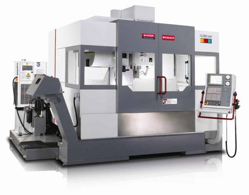 En stor gråvit industriell CNC-maskin med kontrollpanel på höger sida och olika komponenter och kablar som omger den.