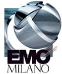 Logotypen för EMO Milano med en metallisk, sfärisk design med texten "EMO MILANO" i feta, svarta bokstäver under grafiken.