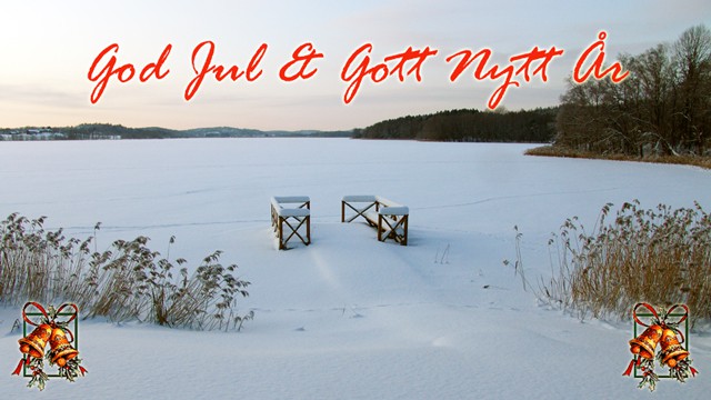 Ett snöigt landskap med en frusen sjö, träplattform och buskar i förgrunden. Svensk text i rött säger "God Jul & Gott Nytt År." Juldekorationer finns i de nedre hörnen.