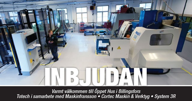 En hektisk verkstad med olika maskiner och utrustning. En person i svart klädsel arbetar i bakgrunden. Text på svenska nämner en inbjudan till ett evenemang i Billingsfors av flera företag.