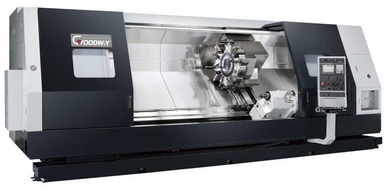 En stor industriell CNC-svarv med digital kontrollpanel och metallspännspindel i verkstadsmiljö.