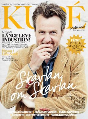 Tidskriftsomslag med en man med ljusbrunt hår och skägg iklädd ljusbrun jacka, vilande hakan på handen, med text om en intervju och olika inslag på svenska.