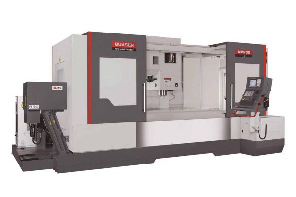 Bild på en modern CNC-maskin (datornumerisk styrning) märkt "QUASER MV235". Maskinen har en sluten arbetsyta, kontrollpanel och tillhörande utrustning.