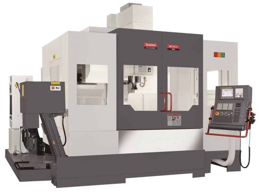 En stor, industriell cnc-fräs med framträdande varumärke, en kontrollpanel till höger och ett slutet bearbetningsområde.