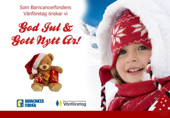 Ungt barn i vinterkläder och tomteluva ler bredvid en nallebjörn, med svensk text som önskar god jul och gott nytt år.