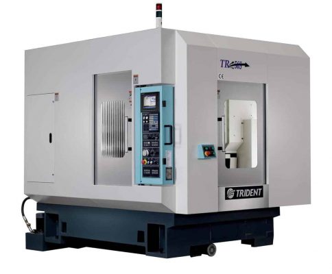 Industriell cnc-maskin med stängda vita dörrar och en kontrollpanel, märkt "trident" på sidan.