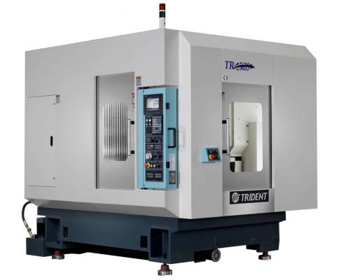 En stor, industriell cnc-maskin med en märkeslogotyp "trident" på sidan, med ett vitt och blått färgschema och en kontrollpanel.