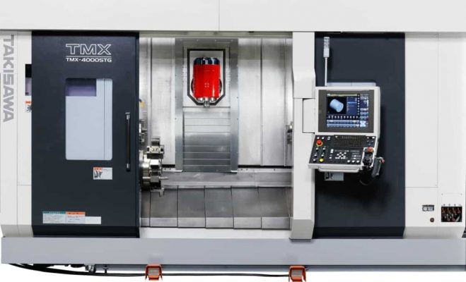 Framifrån av en Takisawa TMX-4000STG CNC-maskin med kontrollpanel till höger och en invändig bearbetningskammare i mitten.