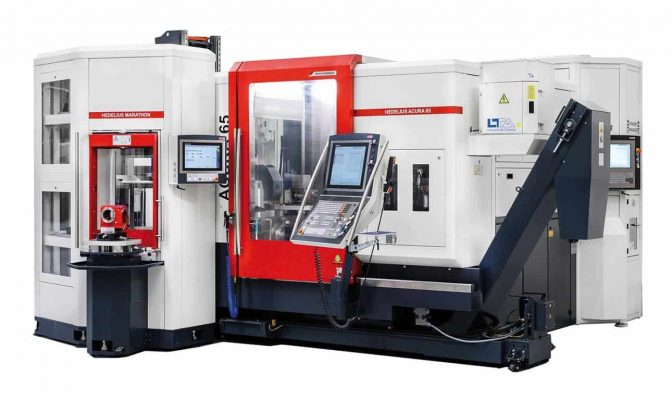 En röd och vit industriell CNC-maskin med en kontrollpanel, märkt "Heller", med flera fack och ett stort transportbandsfäste på höger sida.