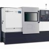 Hwacheon Cutex 240BSMC vertikalt bearbetningscenter med stängd dörr och kontrollpanel.