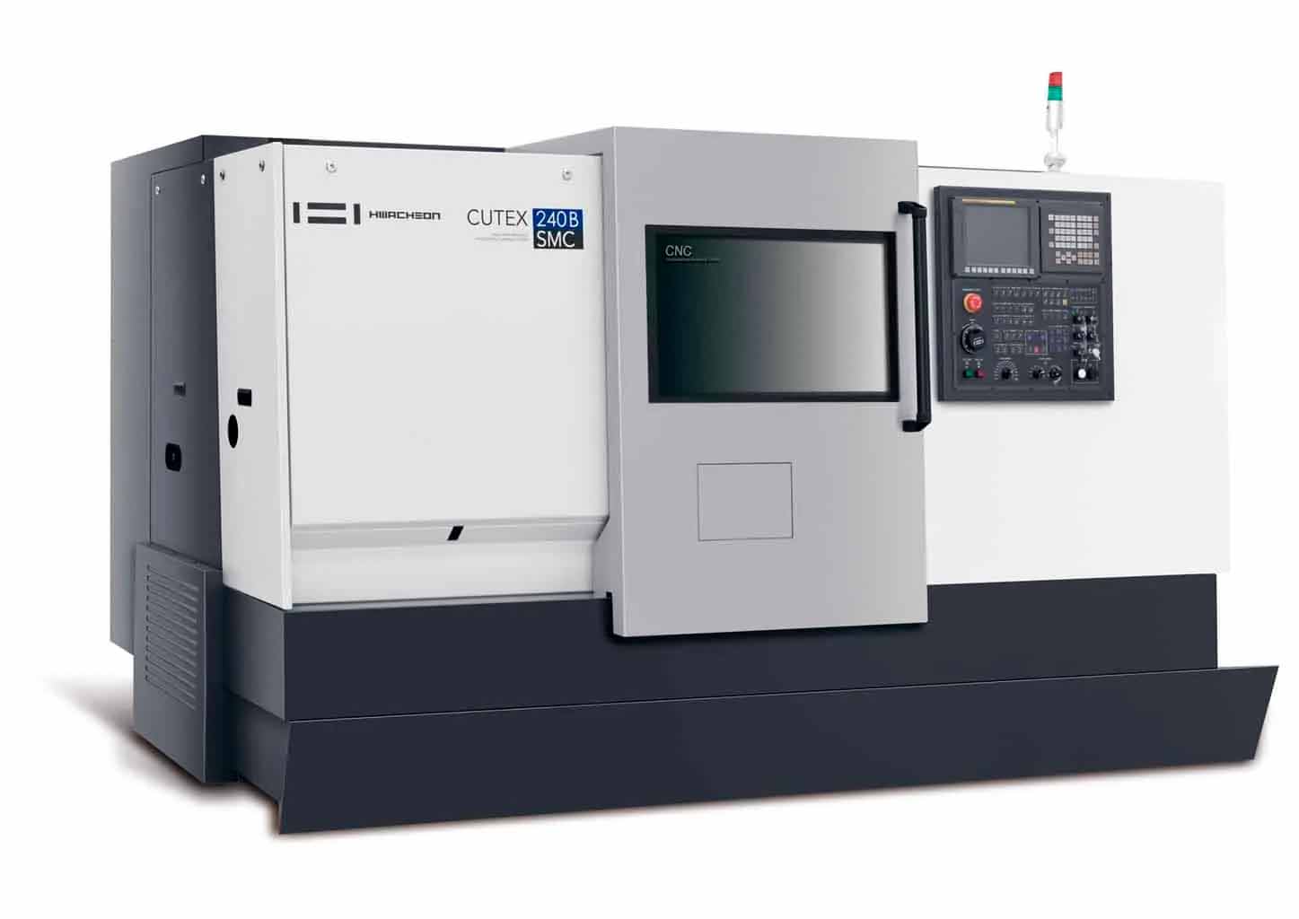 Hwacheon Cutex 240BSMC vertikalt bearbetningscenter med stängd dörr och kontrollpanel.