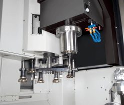 Precisionsindustrimaskiner, inklusive en Quaser UX500 med flera robotarmar och komplexa komponenter.