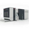 Industriellt maskineri, närmare bestämt en Starrag-Heckert DBF-serie som utför svarvning, borrning, fräsning i en uppsättning, med en kontrollpanel som kan anpassas till en CNC-maskindesign. Detta inkluderar två mänskliga silhuetter.