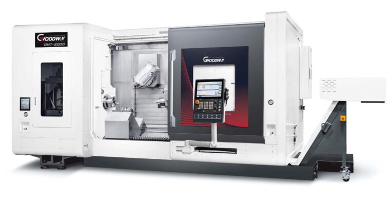 En vit Goodway CNC-maskin, modell GWT-2000, med en kontrollpanel med en skärm och flera fack för bearbetning. Maskinen står i en ren, väl upplyst industriell miljö.