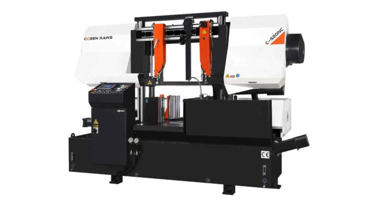 Cosen kapmaskin med vit och svart kropp, orange accenter och kontrollpanel på vänster sida. Maskinen är konstruerad för skärning av metall och industrimaterial.