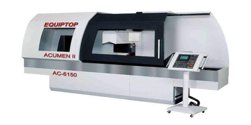En vit och grå CNC-svarv märkt "Equiptop Acumen II AC-6150" med en kontrollpanel på höger sida.